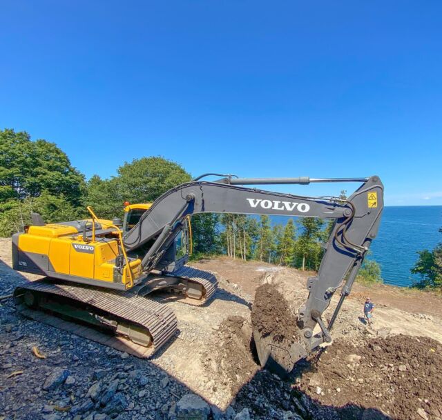 Office with a view! #volvo220dl #volvoconstructionequipment  #princeedwardcounty #excavation #volvoexcavator #earthmoving #countyup #heavyequipment #ianandmiguelsbigadventure #mirazule @volvoce_ontario